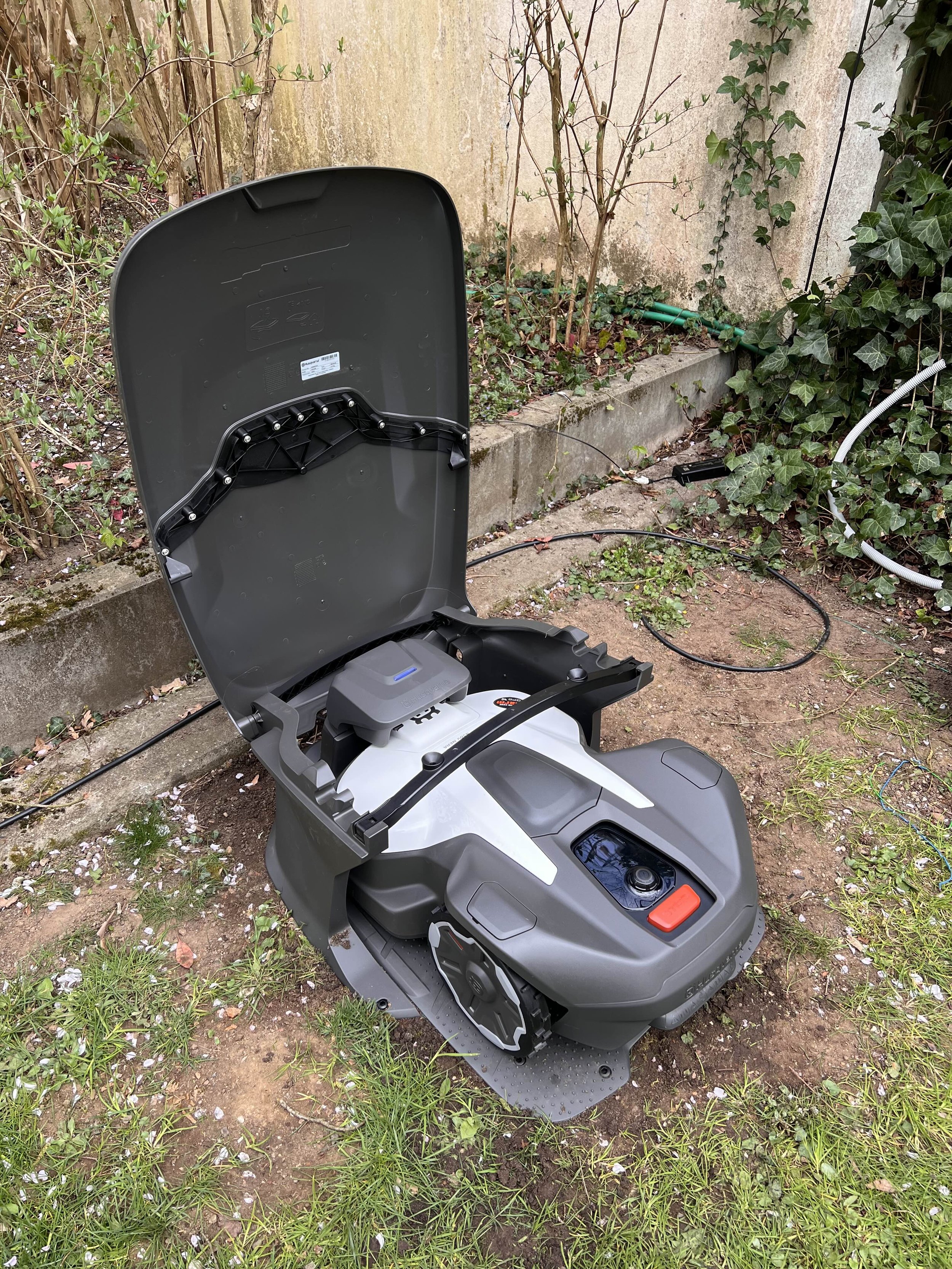 Fertig installierte Garage mit Ladestation