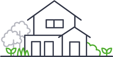 Ein Haus mit zwei Etagen, umgeben von Bäumen und Pflanzen.