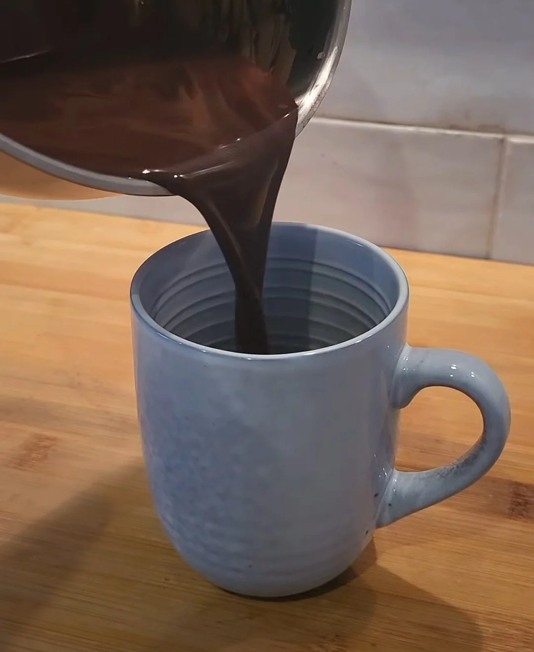 Zelfgemaakte warme chocolademelk