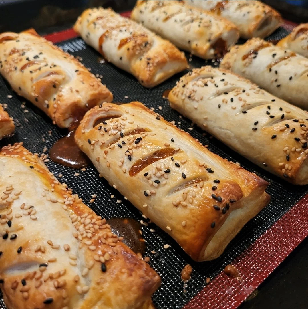 Frikandel broodjes van bladerdeeg