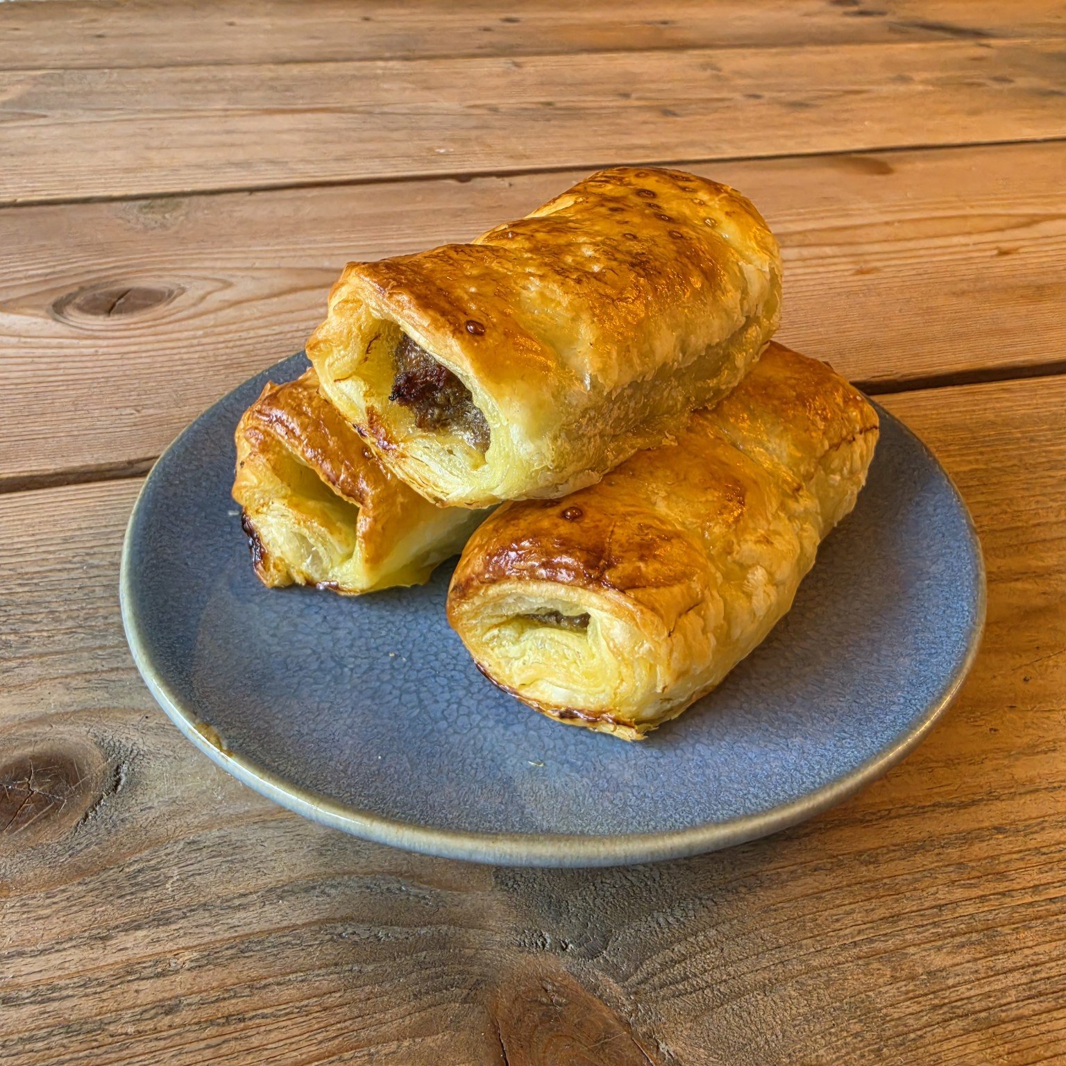 Zelfgemaakte saucijzen broodjes