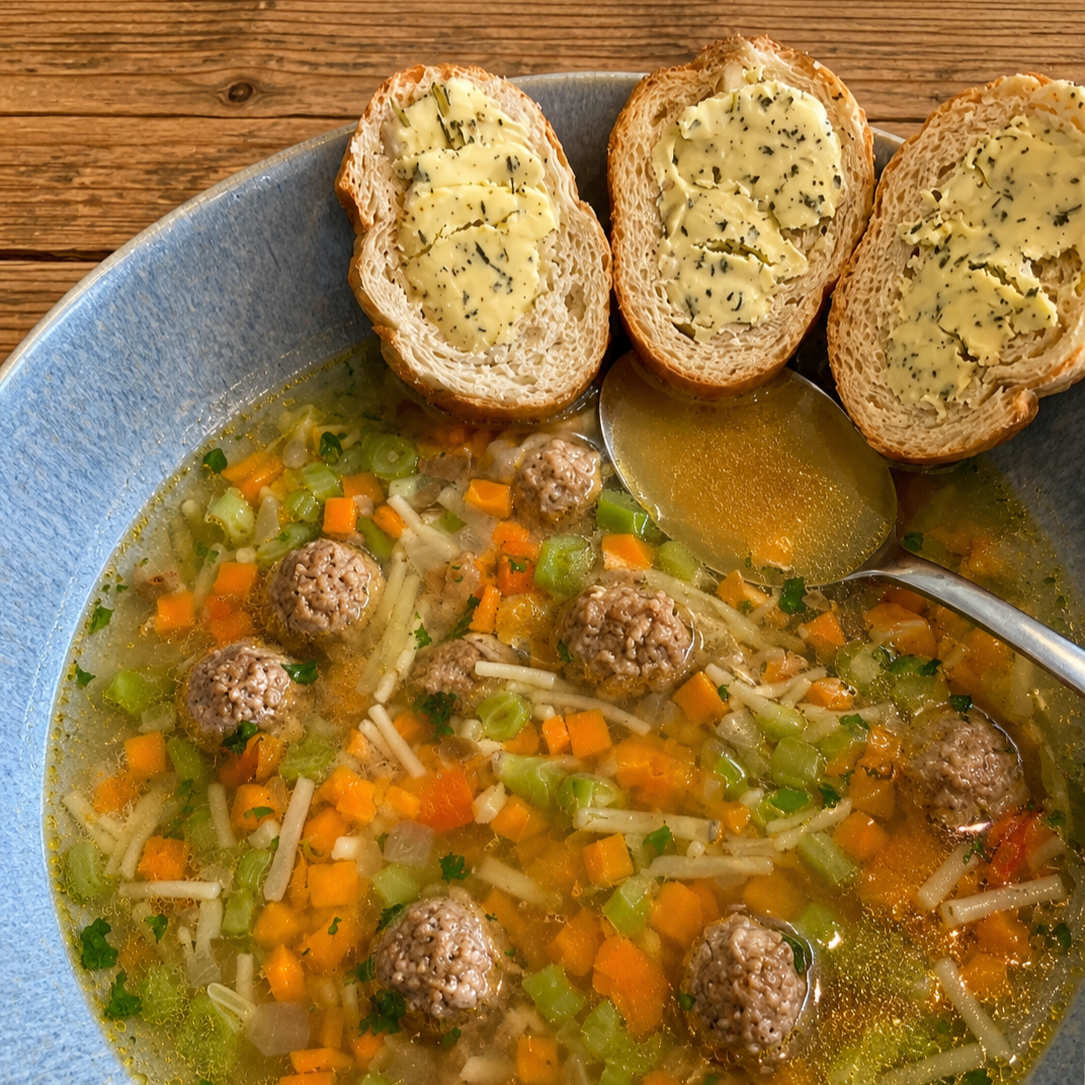 Zelfgemaakte botten bouillon