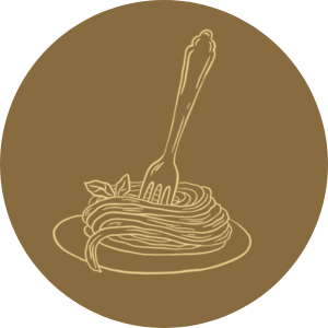 Groot bronzen beeld van een vredesduif, geplaatst op een sokkel, met een stadsgebouw op de achtergrond.