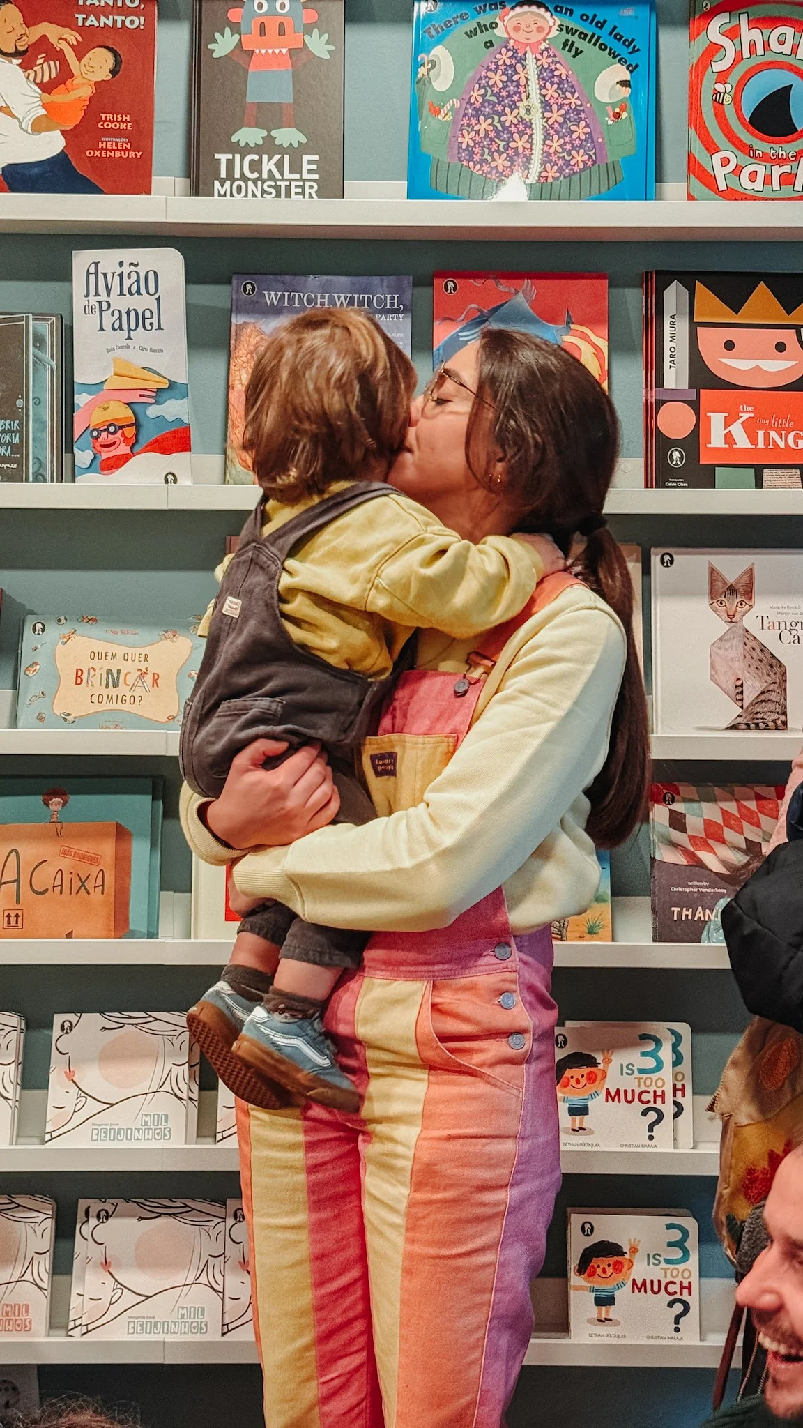 Mãe com o filho ao colo na livraria Cont'Arte