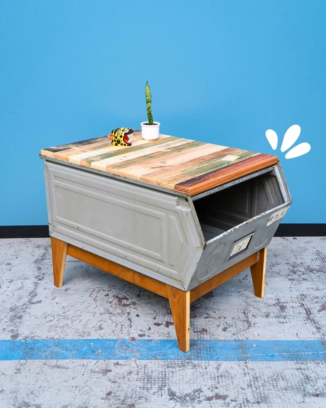 Nachhaltiger Upcycling-Tisch aus recyceltem Holz und Metallkiste im Industrial-Stil