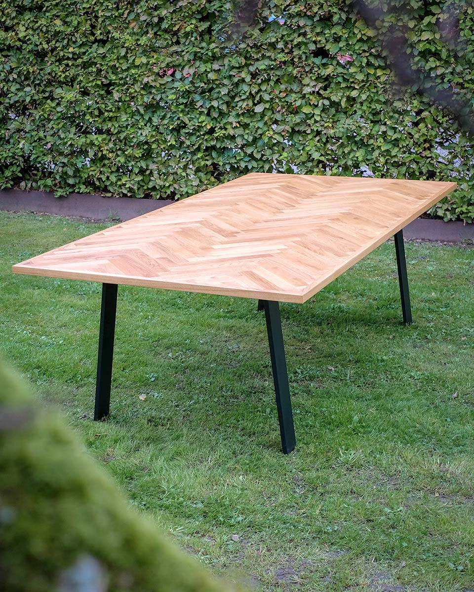Moderner Designtisch gefertigt aus historischem Parkettboden von Use.Less Design.