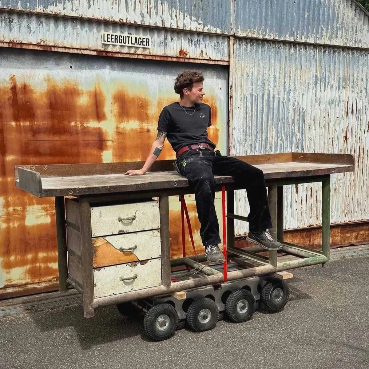 Individuelle Auftragsarbeit: Silvan begutachtet Kundenmaterial für ein Upcycling-Projekt bei Use.Less Design
