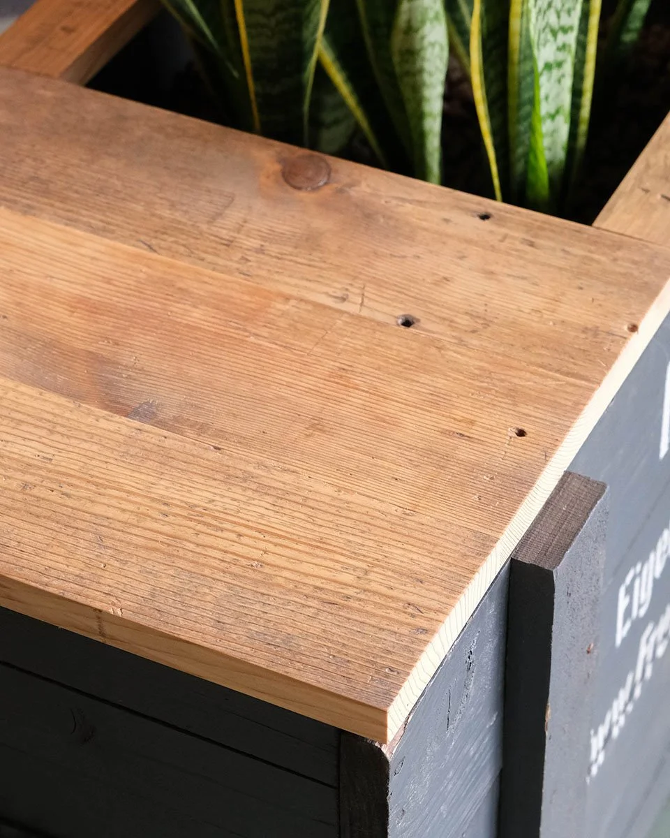 Charaktervolle Pflanzkisten aus recyceltem Holz für Balkon und Terrasse.