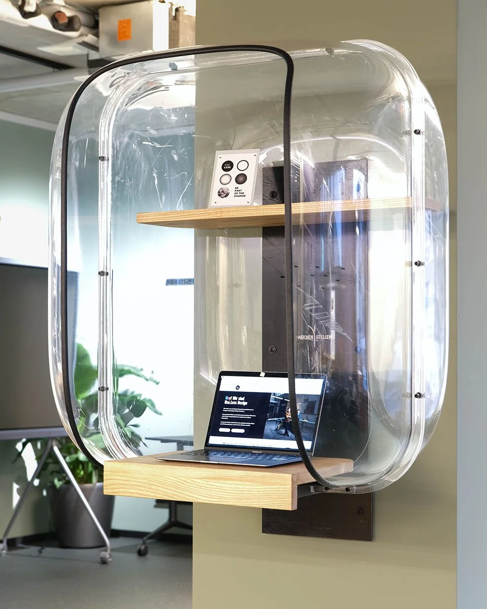Kreatives Upcycling: Eine alte Telefonzelle umgebaut zu einem einzigartigen Interior-Highlight.