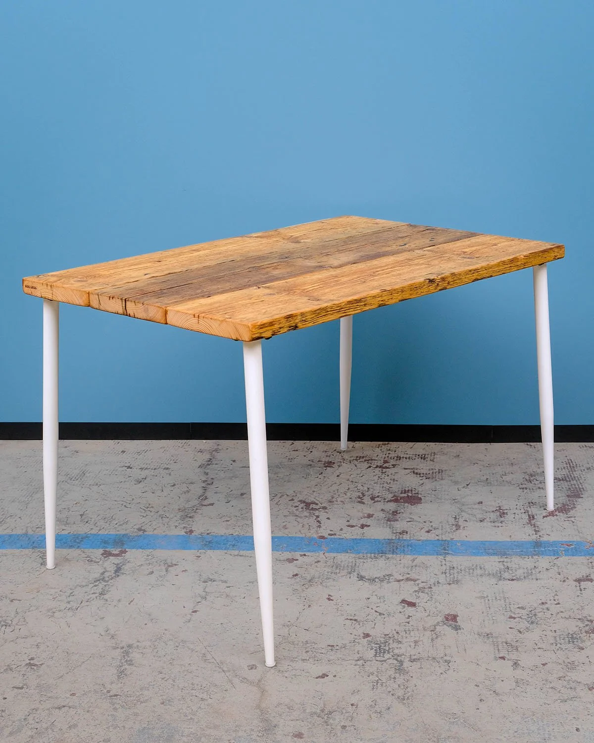 Esstisch im Industrial Design gefertigt aus alten Gerüstbohlen für eine Kundin.