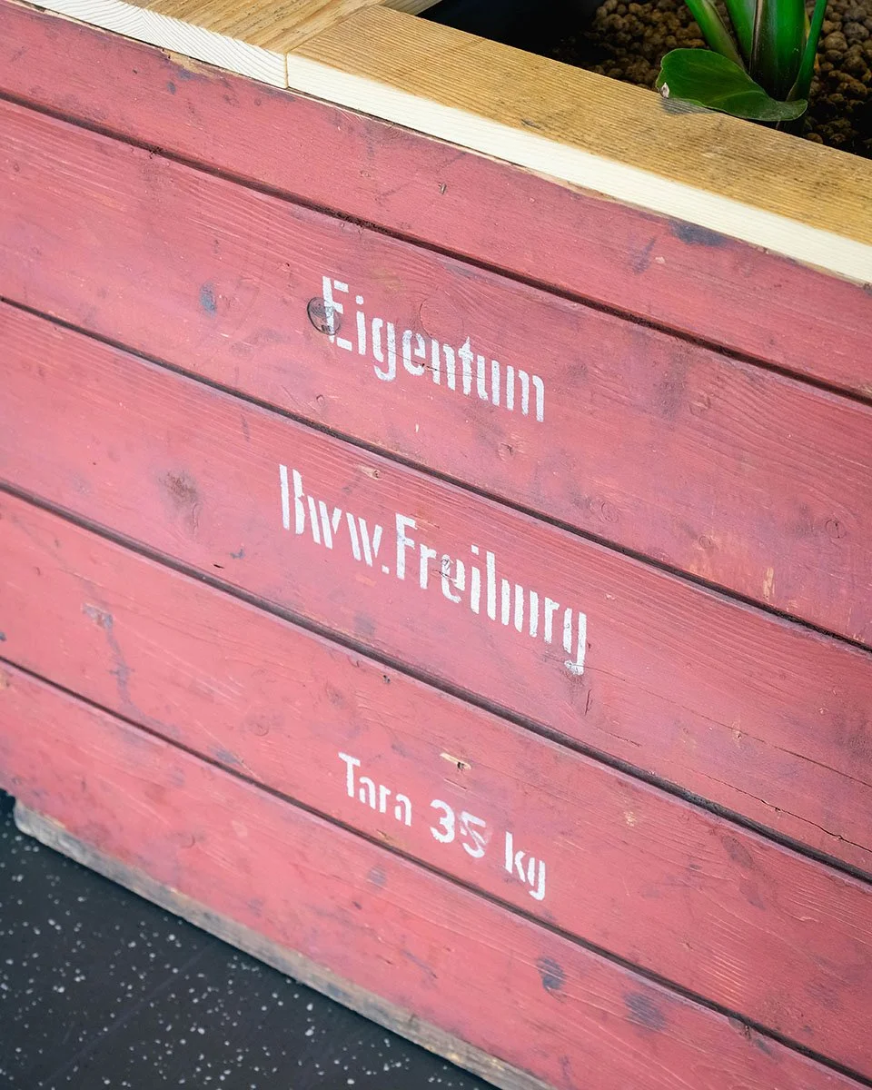 Upcycling Pflanztopf aus alten Kisten – zirkuläres Design von Use.Less D
esign