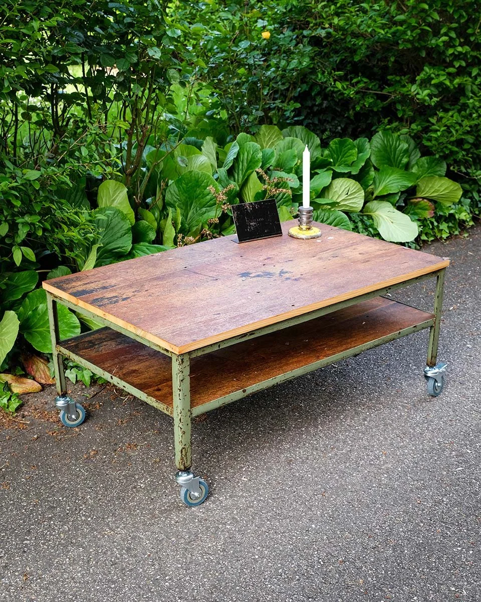 Massiver Holztisch aus alten Dielenböden mit authentischen Gebrauchsspuren und Geschichte.