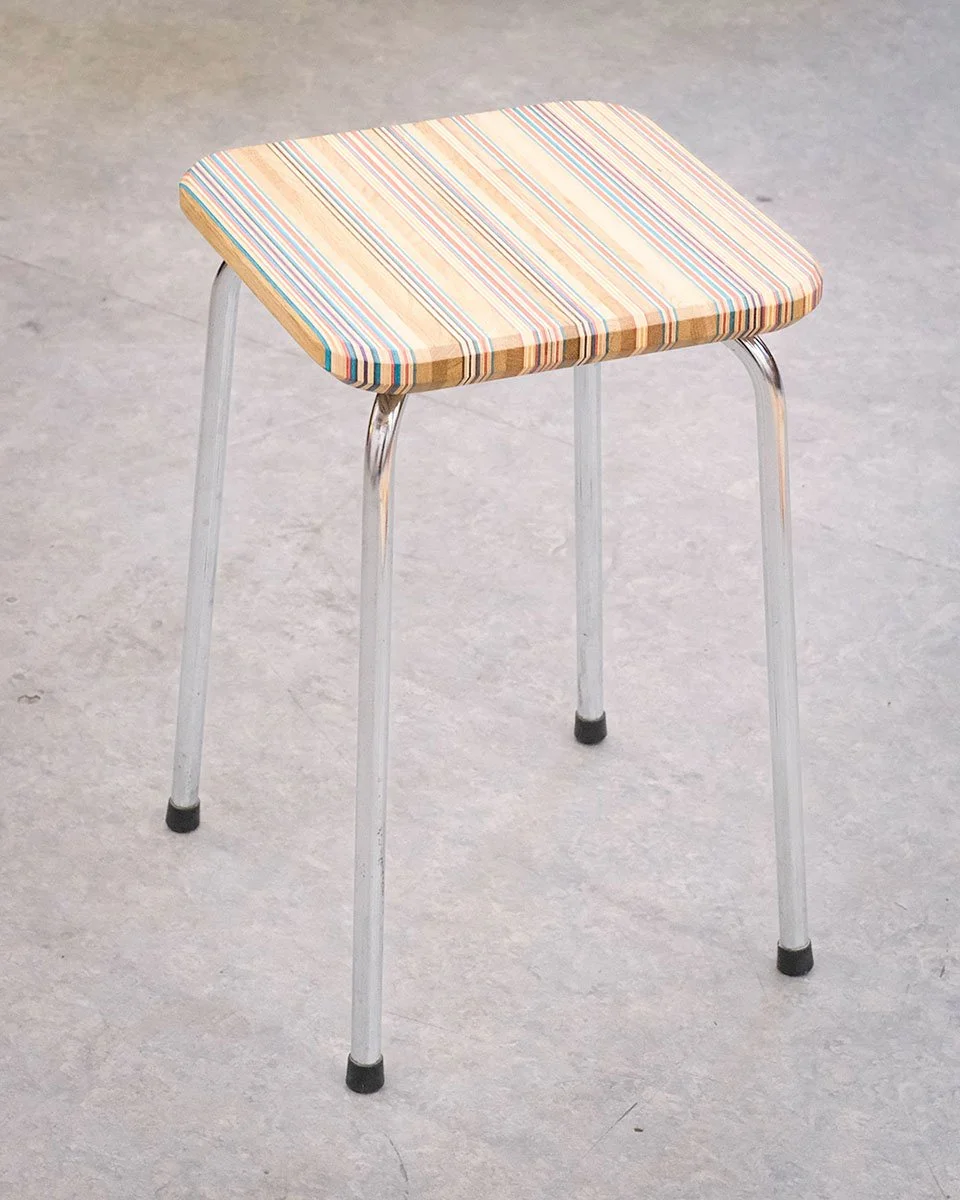Originelle Hocker gefertigt aus alten Skateboard-Decks – buntes Upcycling-Design.