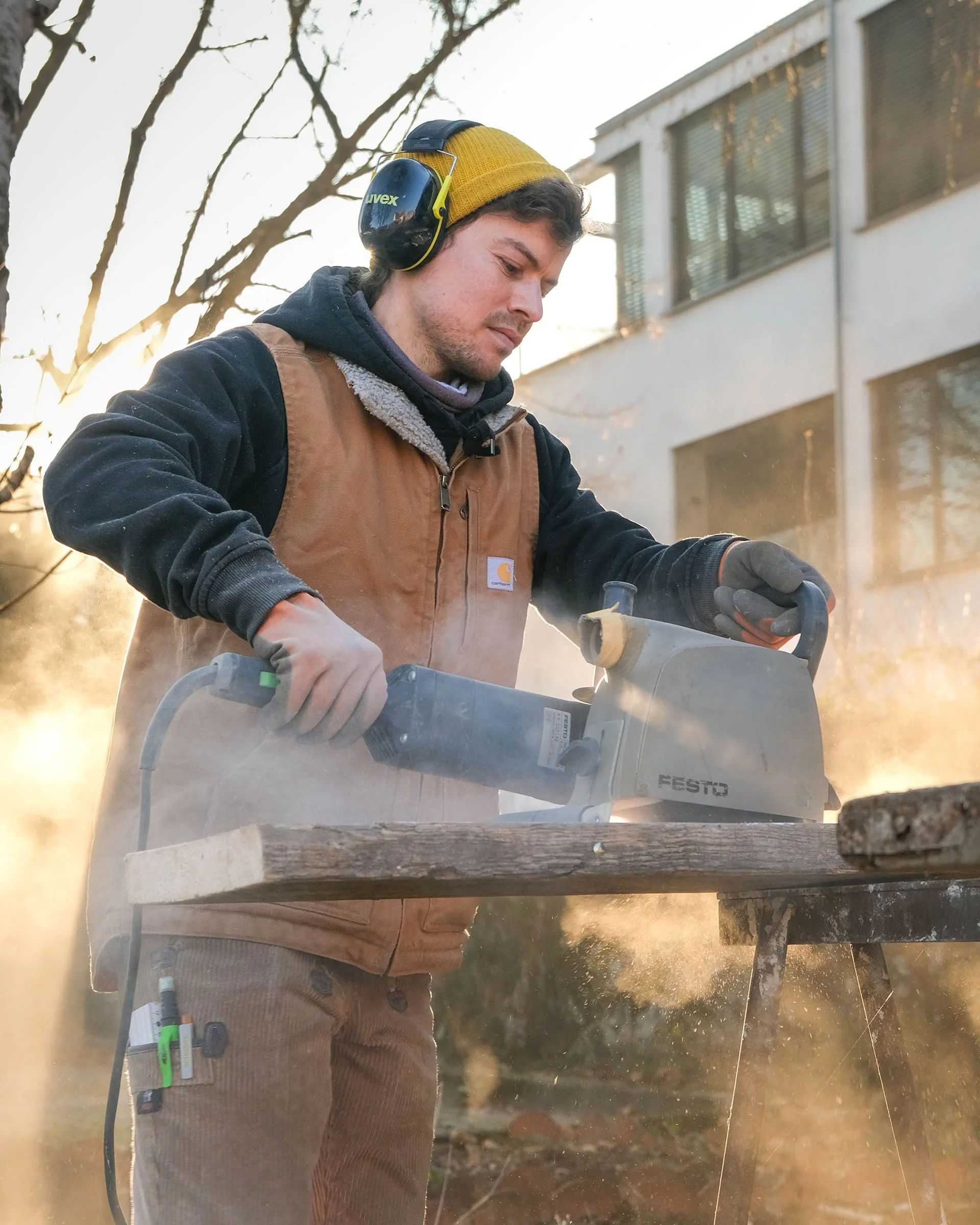 Schreinermeister Silvan Bach von use.less design bei der Arbeit in seiner Werkstatt in Karlsruhe.
