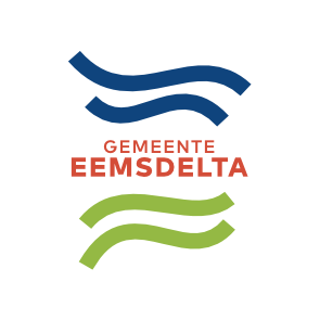 Logo van Gemeente Eemsdelta met blauwe en groene golvende lijnen en de naam in rood.