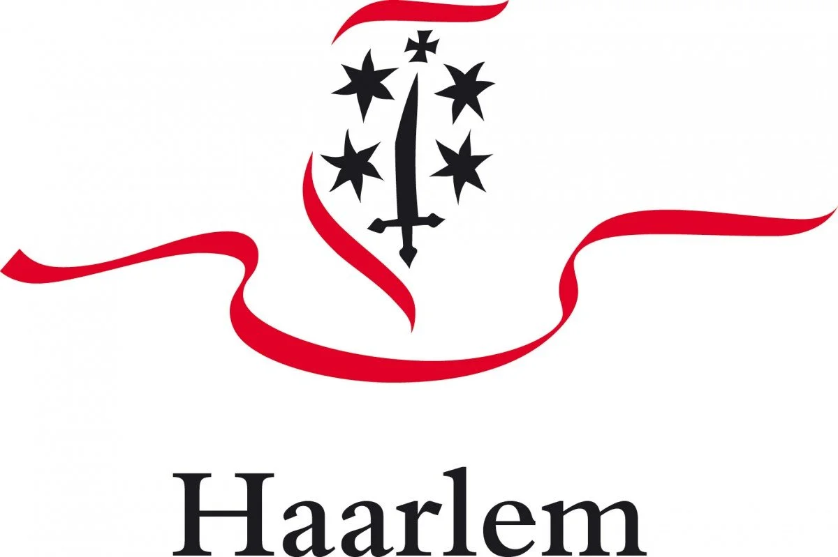 Logo met een zwart zwaard, zeven zwarte sterren, een rood lint en de tekst 'Haarlem'