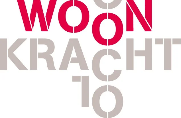 Grafische tekst met de woorden 'WON KRACHT O', waarbij de letters in rood en grijs zijn en de tekst op een symmetrische, verticale lijn is uitgelijnd.