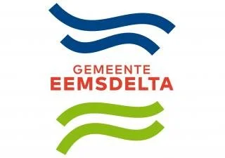 Logo van de gemeente Eemsdelta met blauwe en groene golven en rode tekst.