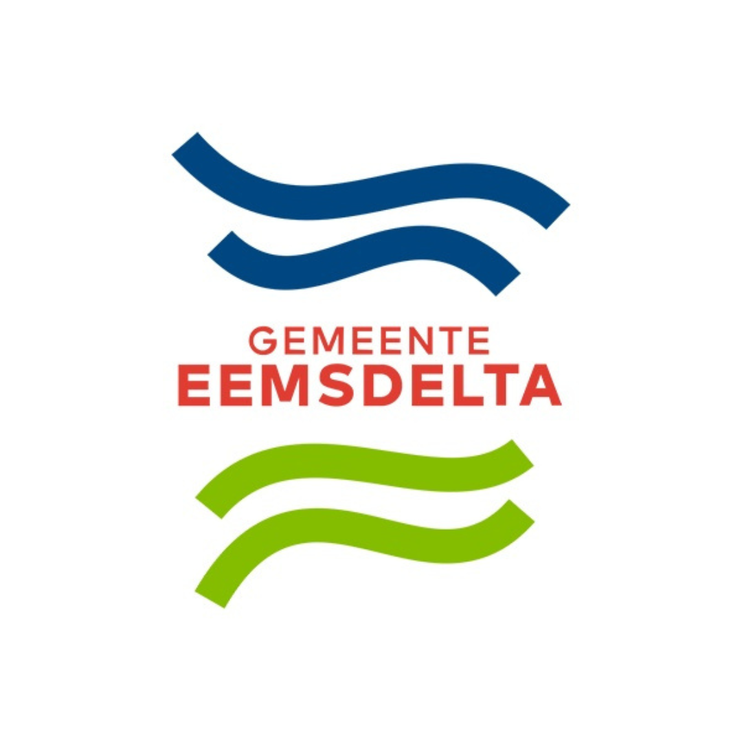 Logo van de gemeente Eemsdelta met blauwe en groene golven en rode tekst.