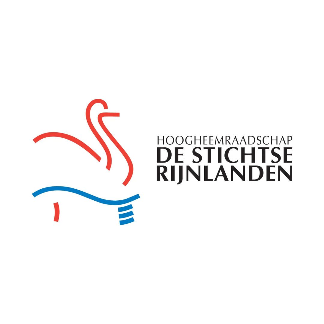 Logo met een abstracte tekening van een zwaan in rood en blauw, en de tekst 'Hoogheemraadschap De Stichtse Rijnlanden'.