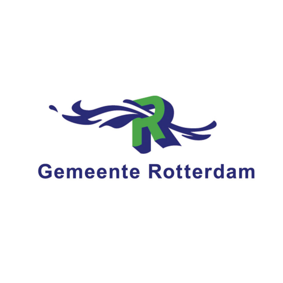 Logo van de gemeente Rotterdam met een blauwe en groene R en een illustratie van water of wind erdoorheen.