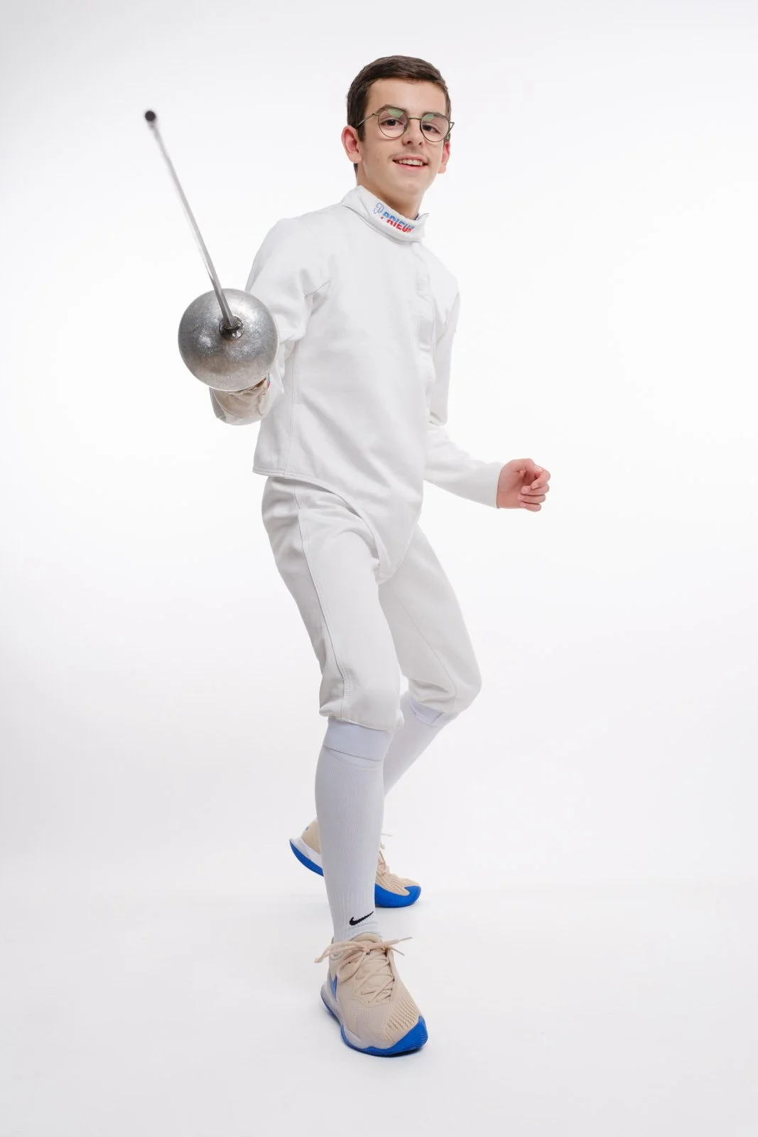 Portrait sportif en studio sur fond clair avec mise en scène dynamique