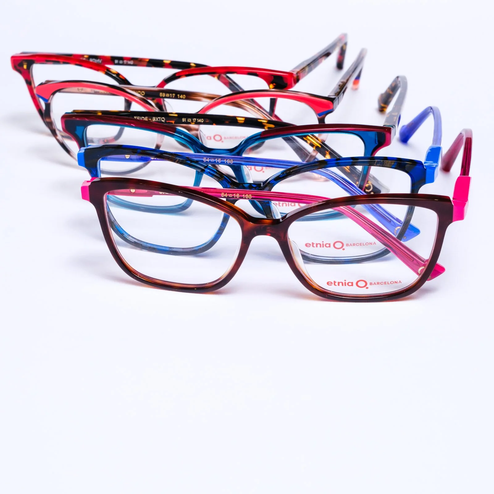 Photo illustrative de lunettes sur fond blanc