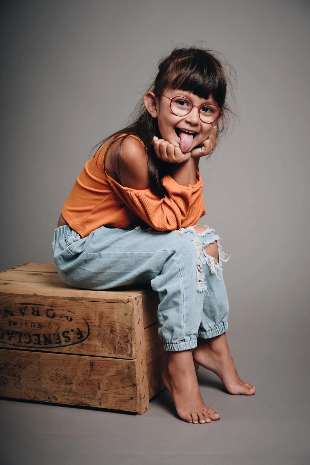 Portrait d’enfant espiègle en studio dans une ambiance douce et naturelle