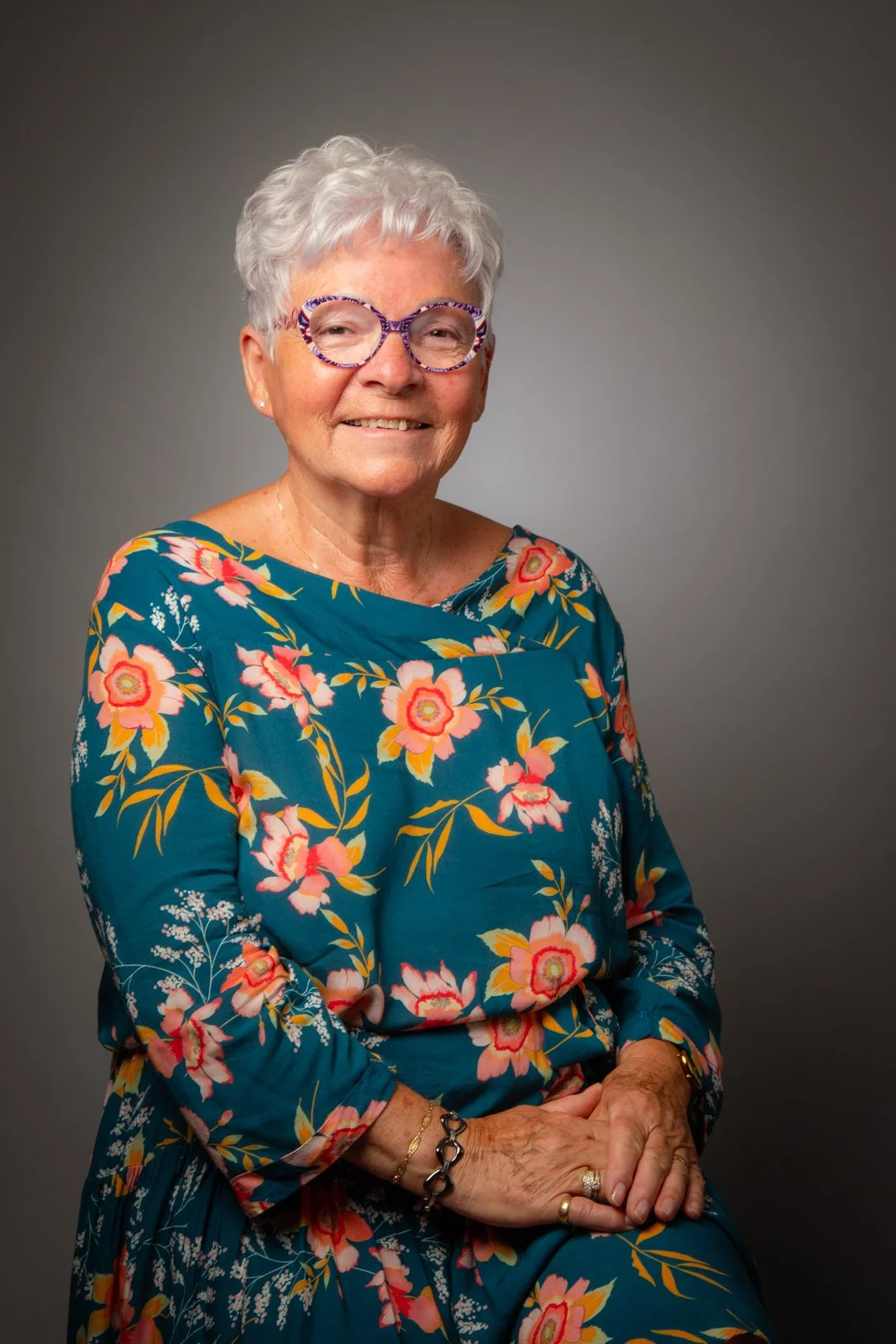 Portrait féminin sur fond neutre avec éclairage professionnel