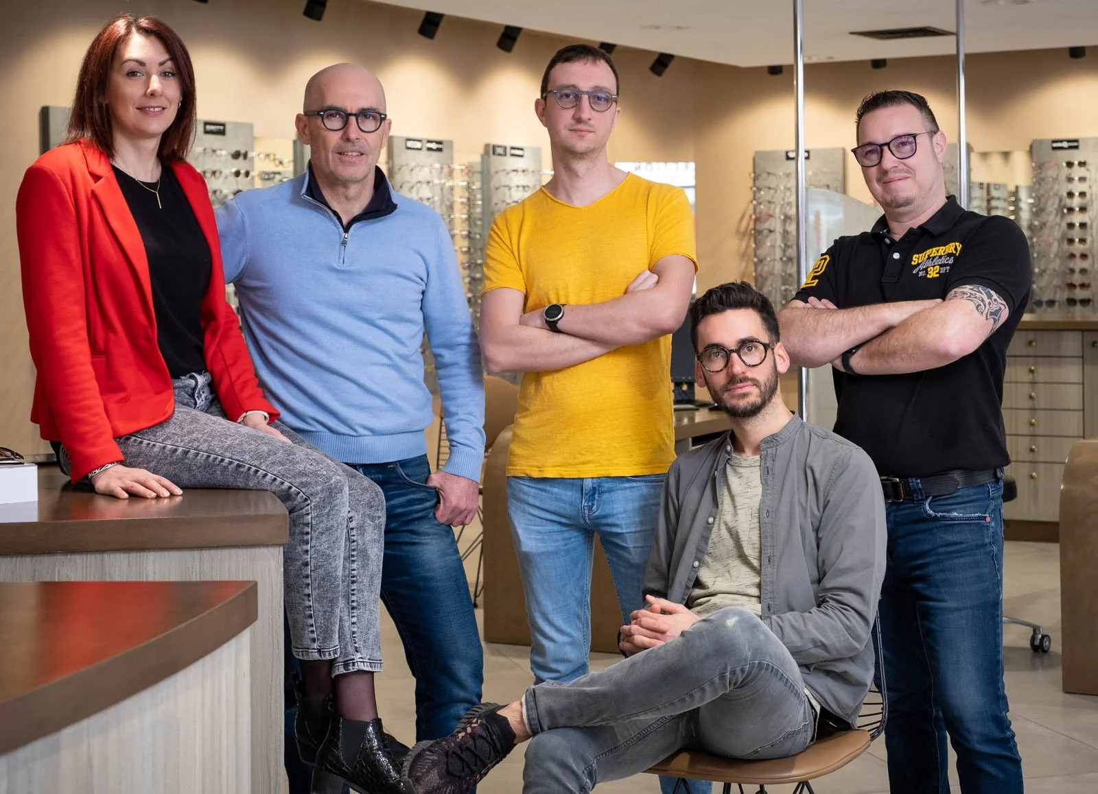 Portrait professionnel d'équipe dans un commerce en centre ville