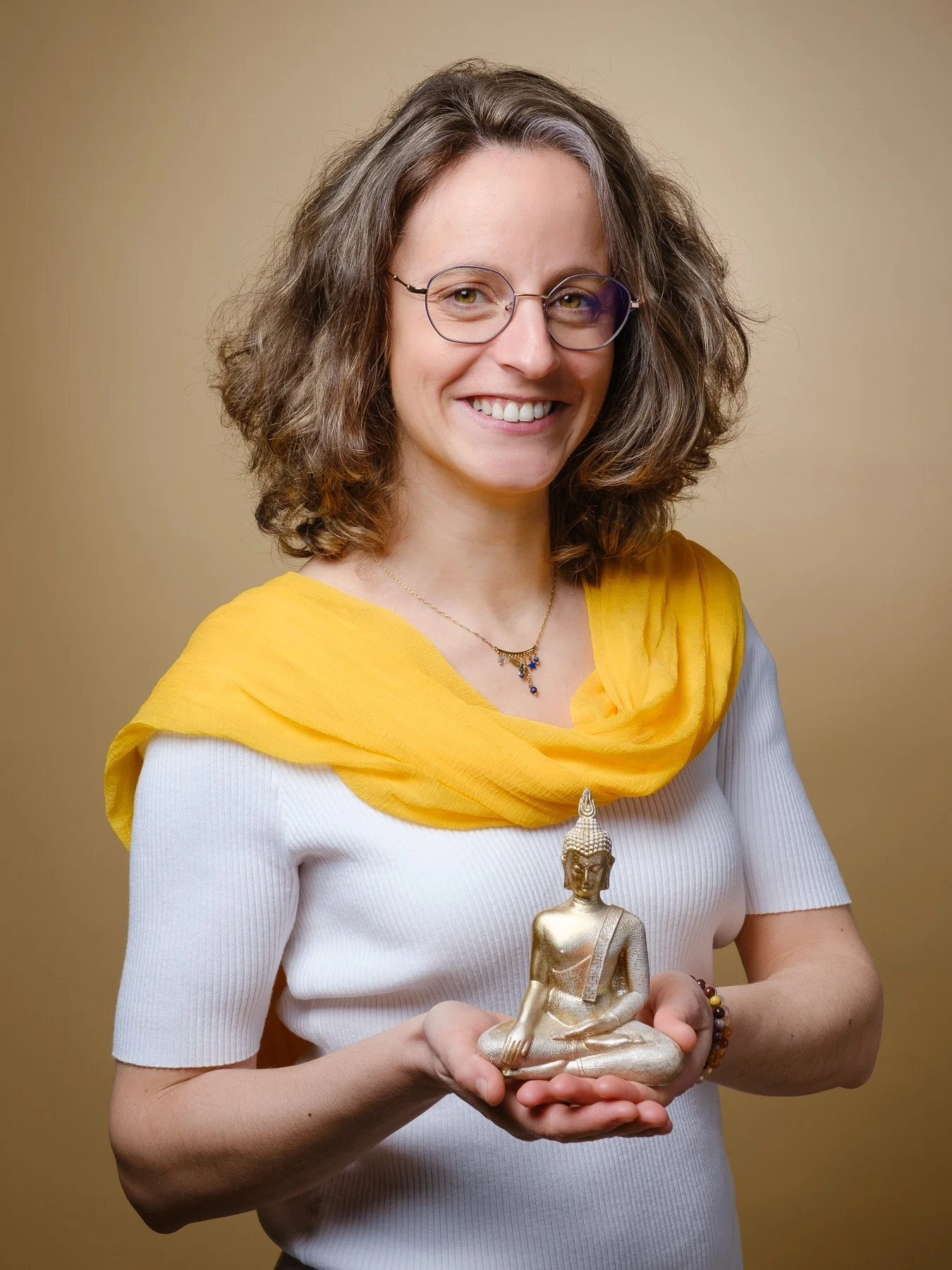 Portrait professionnel chaleureux en studio