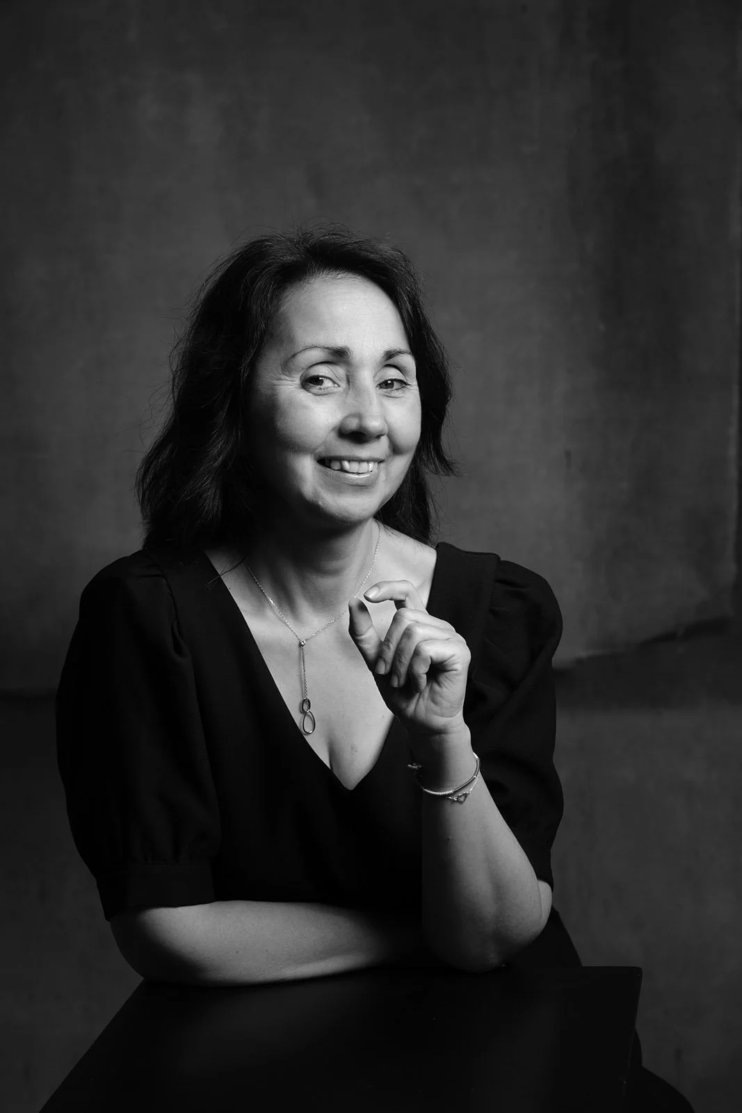 portrait de femme noir et blanc en studio
