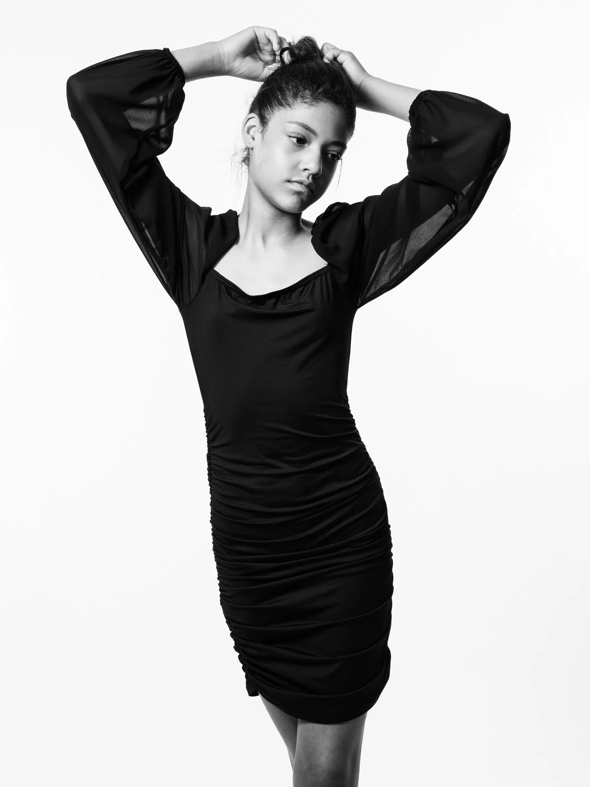 Portrait mode en noir et blanc sur fond blanc
