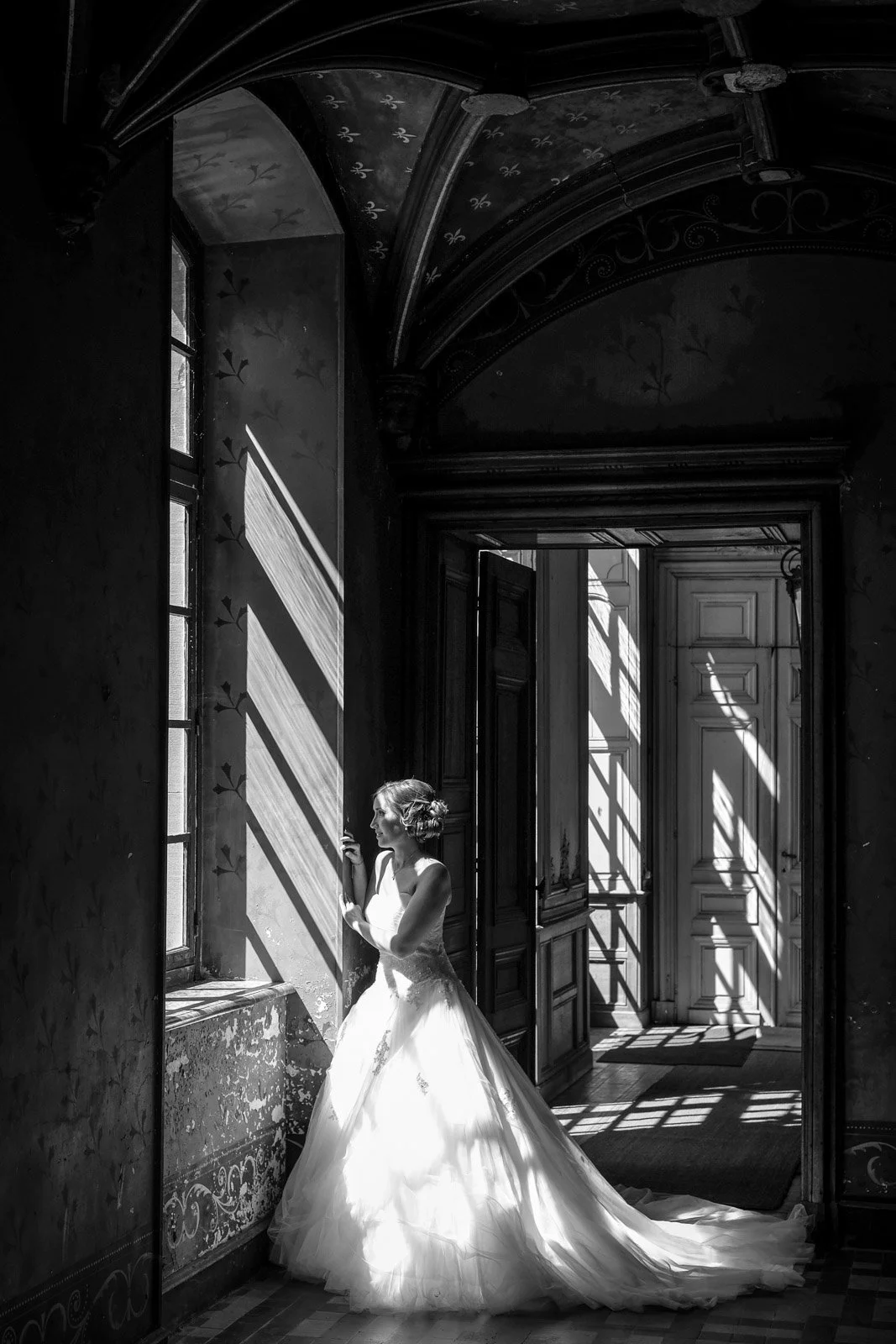 Photographie de mariage en noir et blanc dans un lieu de caractère.