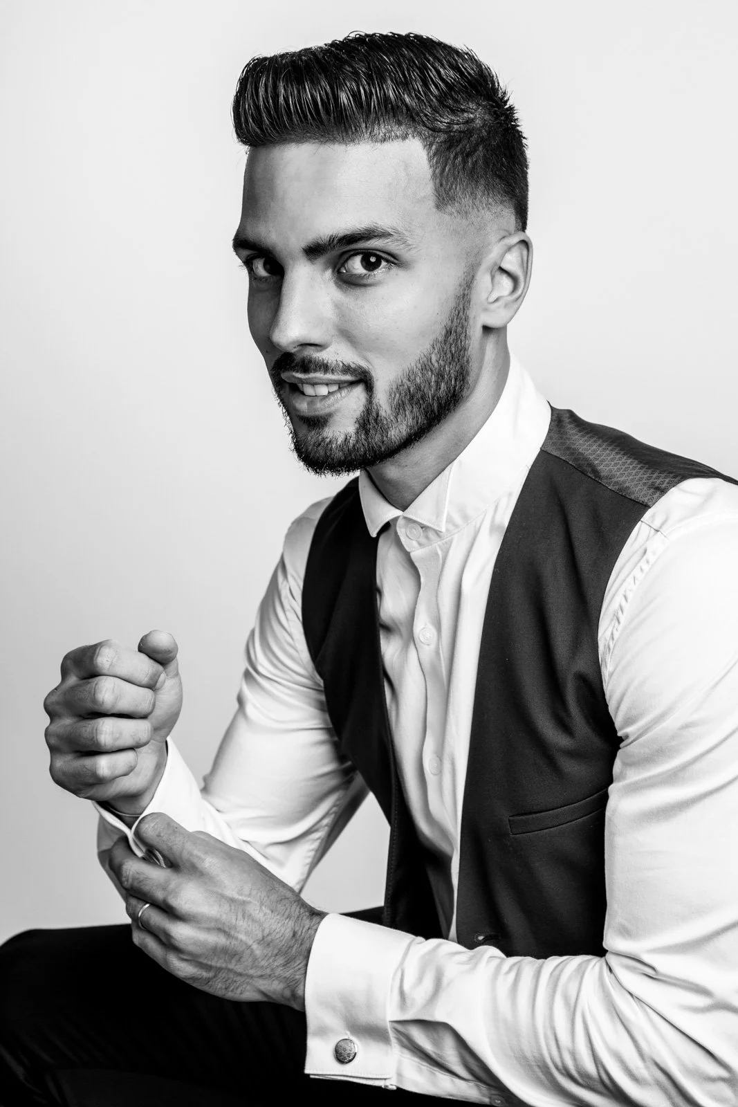 Portrait masculin professionnel  mode, en noir et blanc réalisé en studio