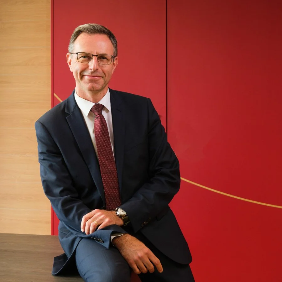 Portrait de dirigeant dans son bureau pour communication institutionnelle