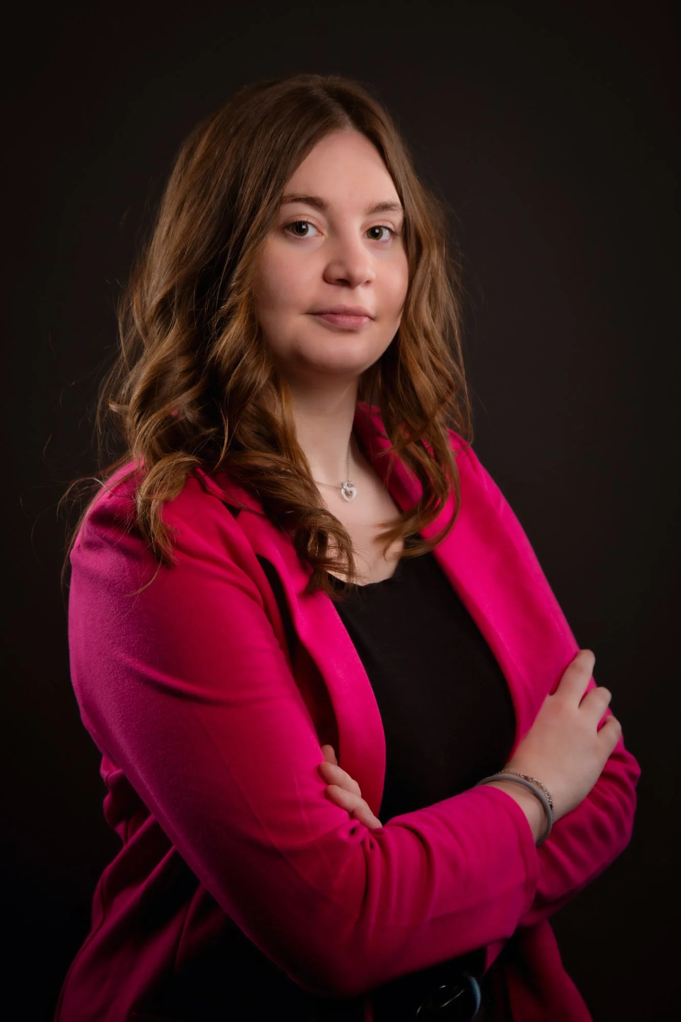 Portrait féminin en studio sur fond neutre, réalisé par photographe portrait à Vitry-le-François.
