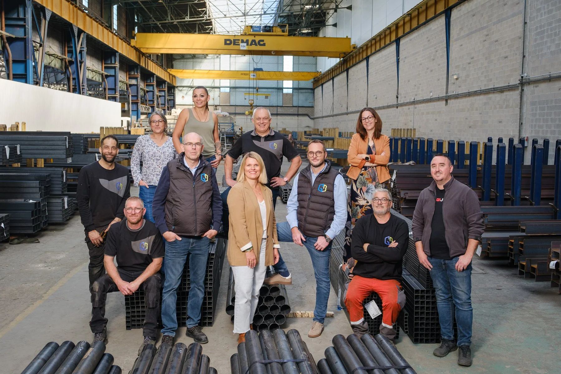 Portrait de groupe dans les ateliers d'une entreprise en lumière naturelle