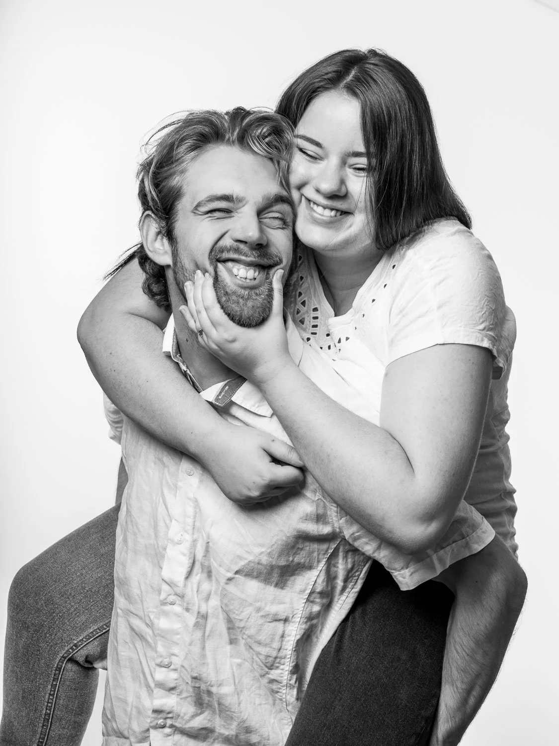 Portrait de couple complice en noir et blanc réalisé en studio à Vitry-le-François