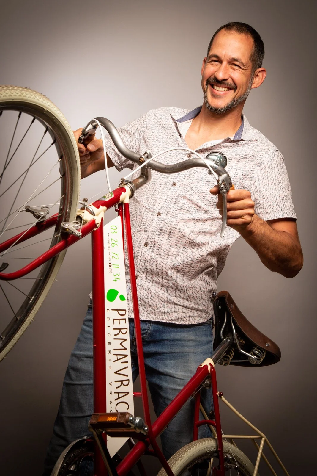 Portrait masculin en studio avec vélo, photographie professionnelle à Vitry-le-François. 