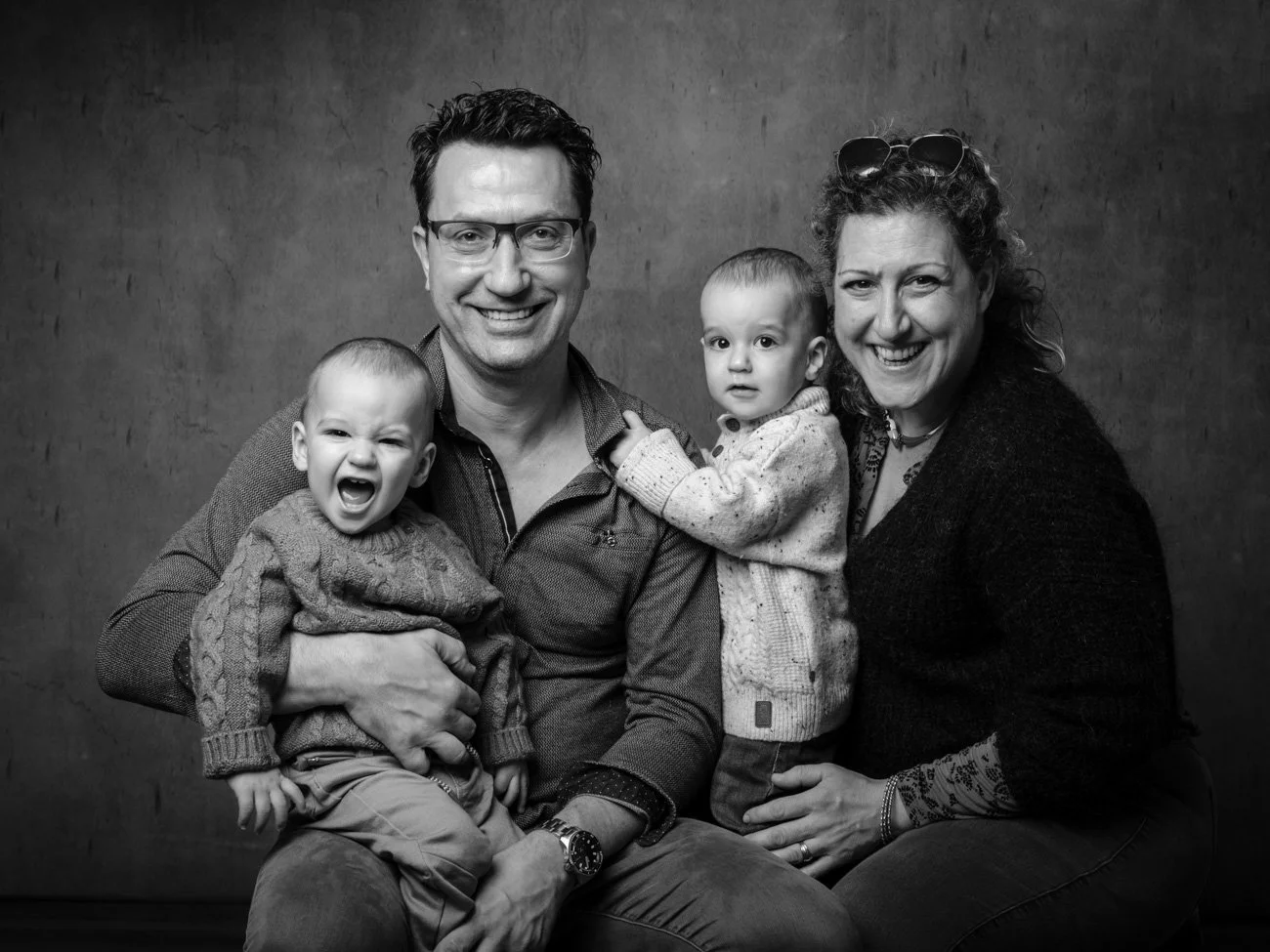 Portrait de famille dynamique en noir et blanc, en studio à Vitry le François