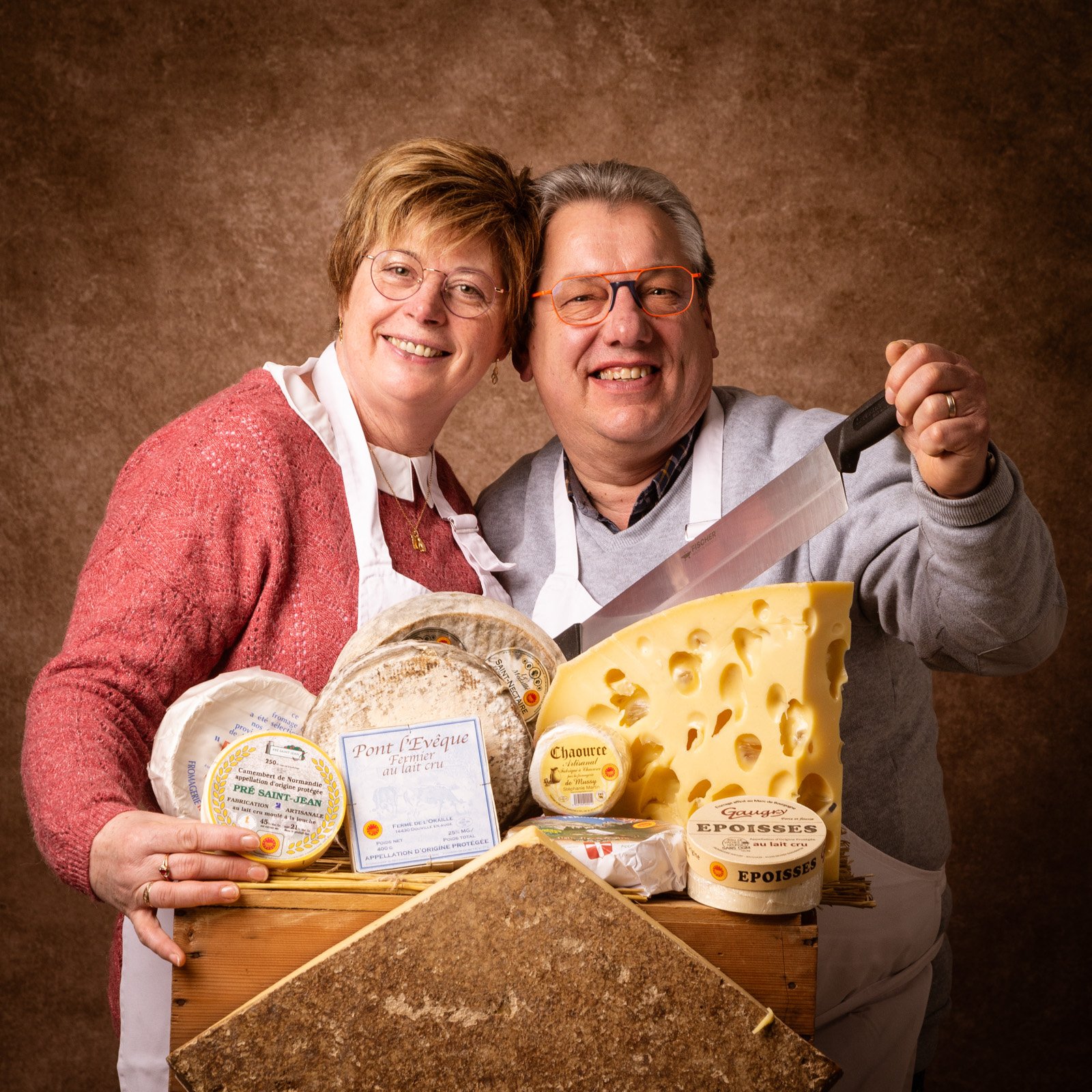 Portrait d’artisans en studio avec produits du terroir pour communication professionnelle