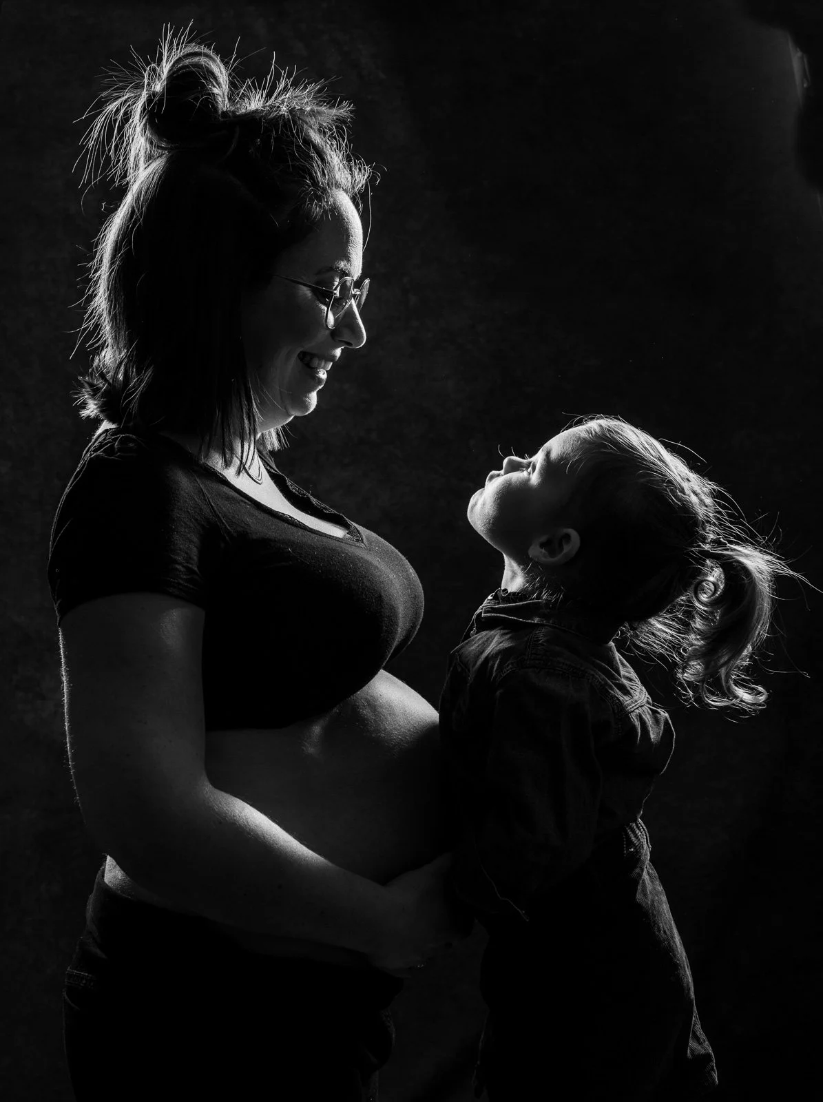 Portrait de grossesse en contre-jour avec mise en scène artistique