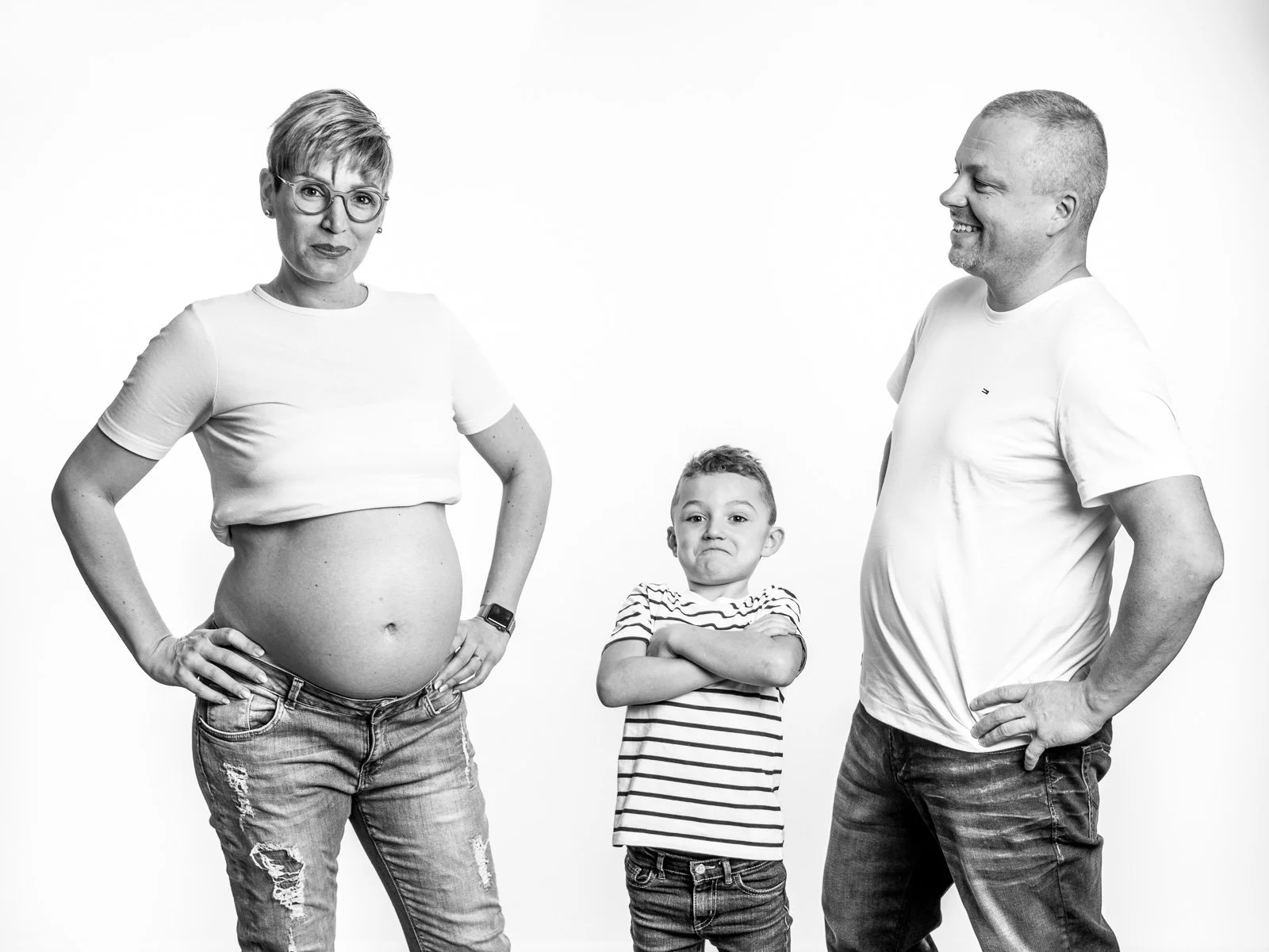 Portrait de famille dynamique et studio et noir et blanc, sur fond blanc.