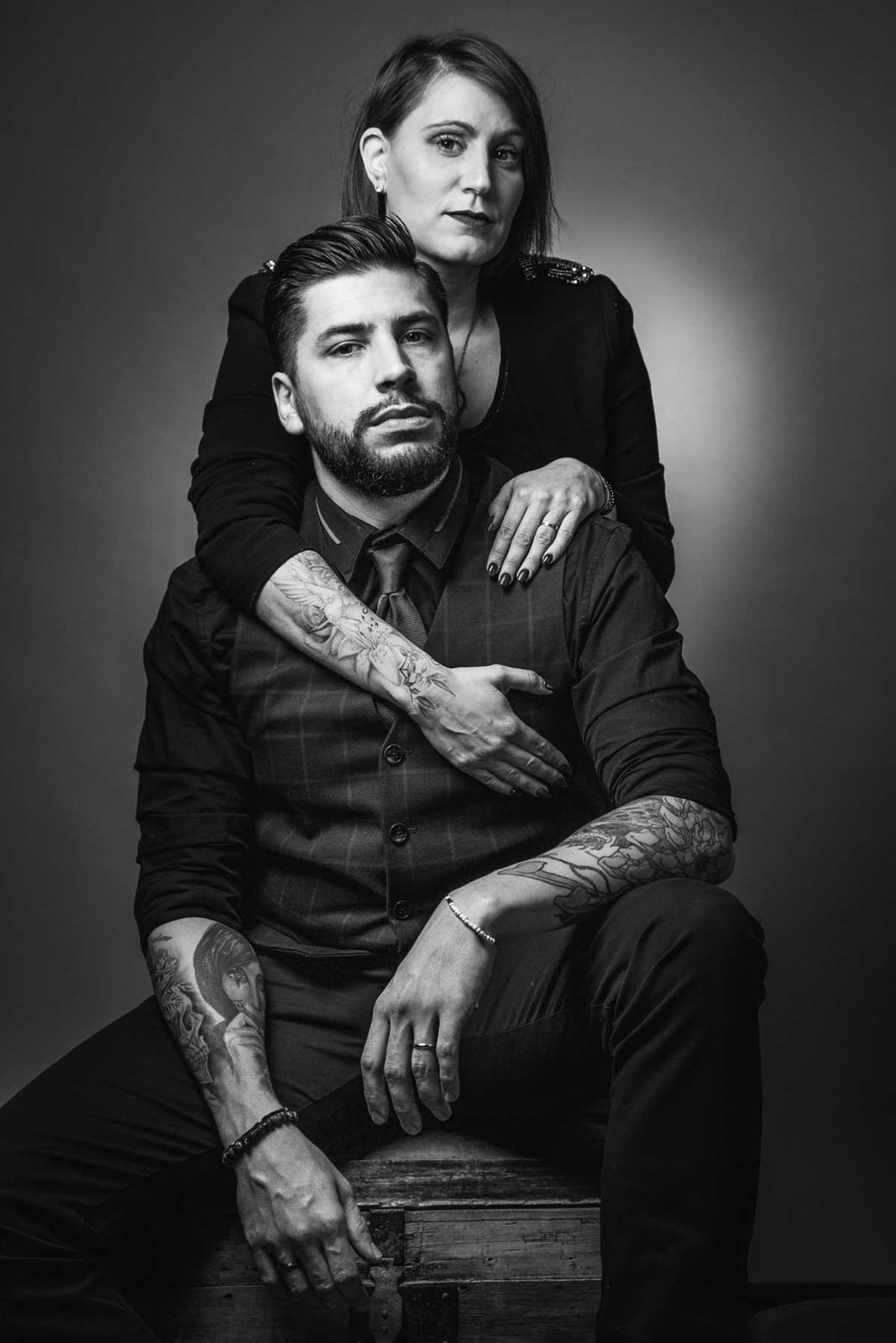 Portrait de couple en studio en noir et blanc réalisé à Vitry-le-François
