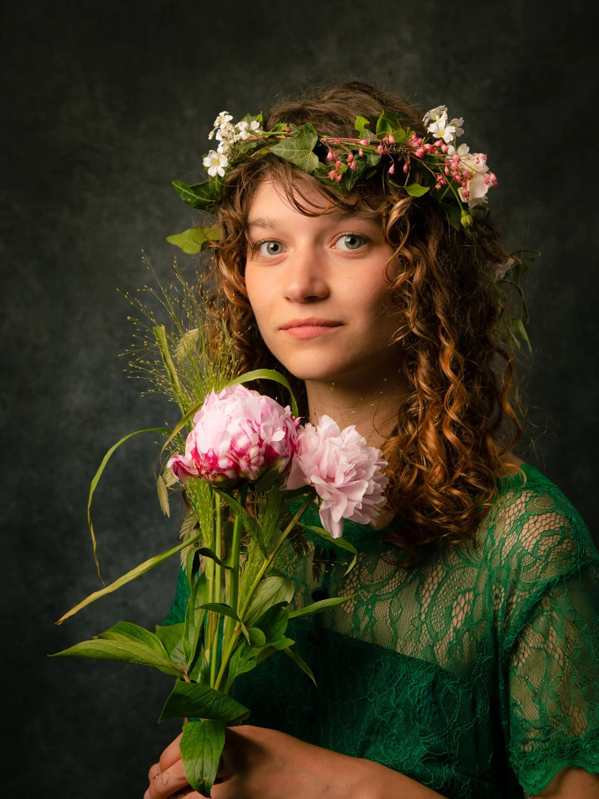 Portrait féminin en studio avec couronne florale, photographie réalisée en studio à  Vitry-le-François.