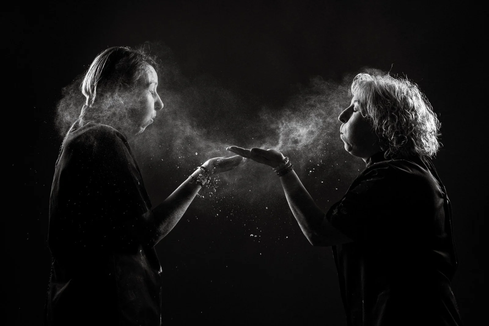 Portrait artistique en noir et blanc réalisé en studio par photographe portrait à Vitry-le-François.