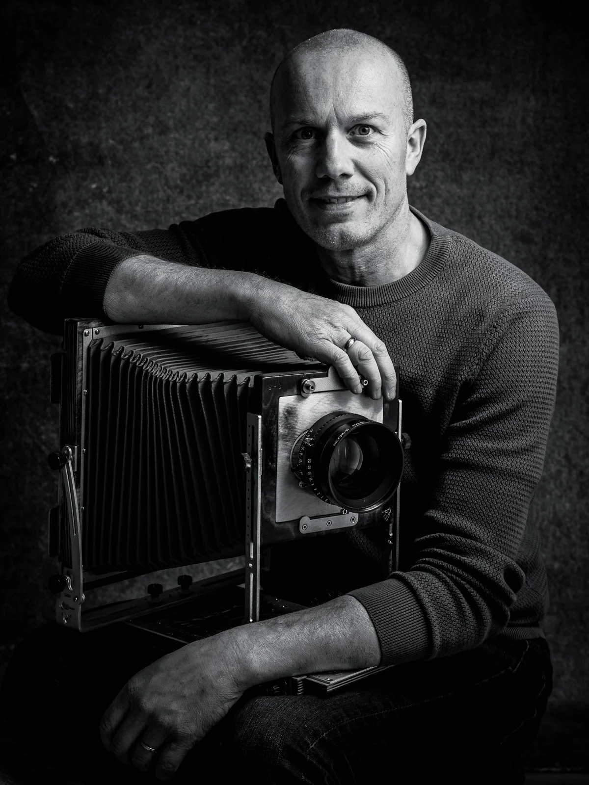 Portrait en noir et blanc du photographe Sébastien Chauchot, en studio, à Vitry-le-François.
