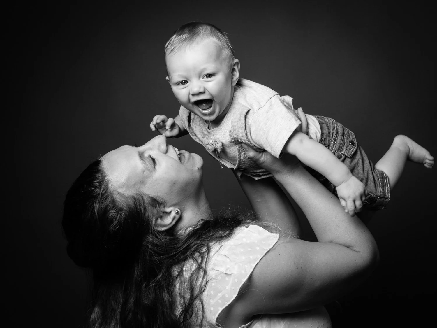 Portrait maman et bébé en noir et blanc, dynamique en studio 