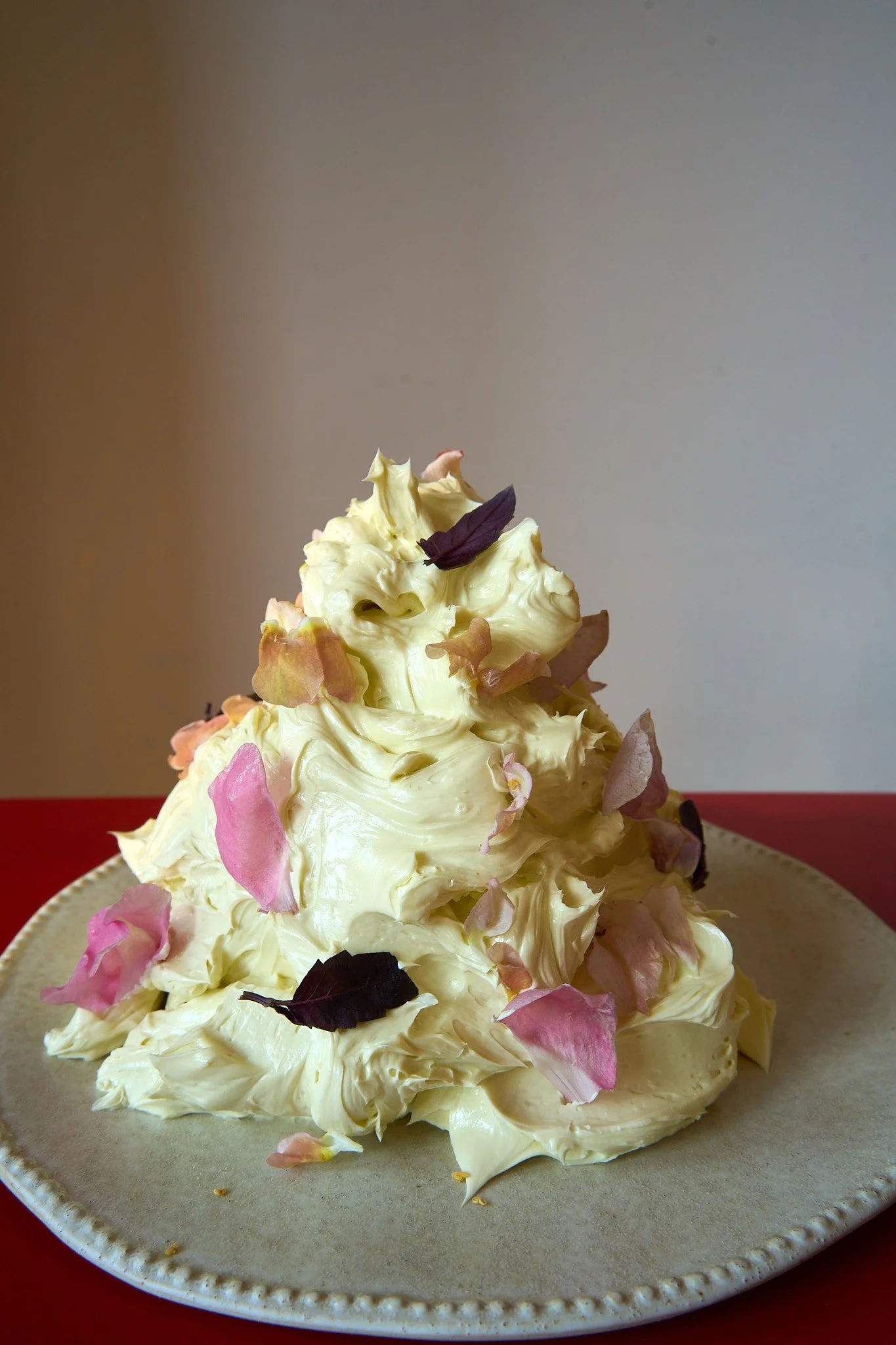Whipped Butter Food Styling und Food Fotografie mit bunten Blütenblättern als Dekoration auf einem Teller.